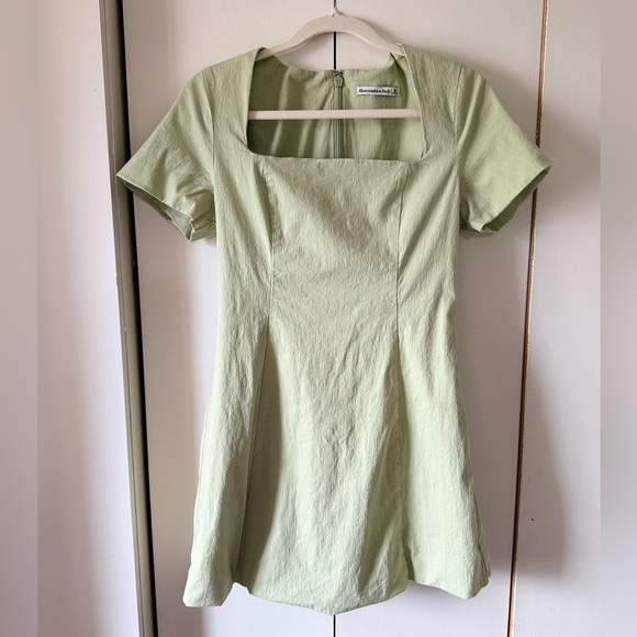 Abercrombie Short-Sleeve Stretch Mini Dress in Light Green Size Medium - Picture 2 of 6